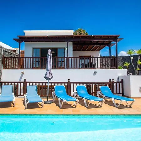Вілла Casa Laura Vista Lobos - Spacious With Heatable Pool And Sea Views Плайя-Бланка