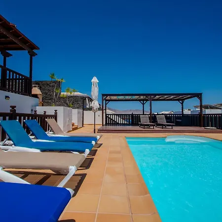 Villa Casa Laura Vista Lobos - Spacious With Heatable Pool And Sea Views Playa Blanca